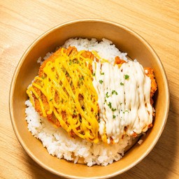 ข้าวไก่ทอดโกลเด้นชิคราดซอส ( ชีส-ซาวครีม )