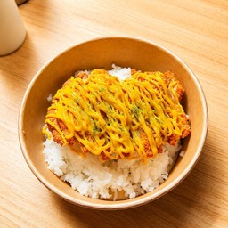 ข้าวไก่ทอดโกลเด้นชิคราดซอส ( ชีสฉ่ำๆ )