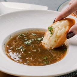 ซุปใส หัวหอม สไตล์ฝรั่งเศส (French Onion Soup)