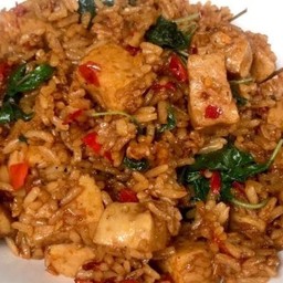 ข้าวผัดกระเพราคลุกหมูกรอบ