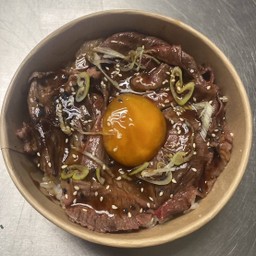 ข้าวหน้าเนื้อวากิวเบิร์นไฟไข่ดอง