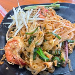 ผัดไทยเส้นจันท์ปลาหมึก ใส่ไข่