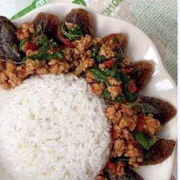 กระเพราไข่เยี่ยวม้า