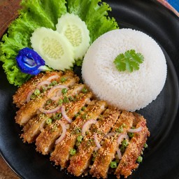 ข้าวไก่กรอบซอสจิ้มแจ่ว