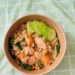 ข้าวผัดใส้กรอก ( หนังกรอบ )