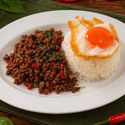 กะเพราเนื้อโคขุนคั่วแห้ง ราดข้าว ฟรี น้ำซุป ไม่มีไข่ดาว
