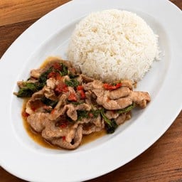 กะเพราหมูชิ้น ราดข้าว ฟรี น้ำซุป