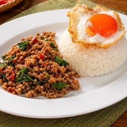 กะเพราหมูคั่วแห้ง ราดข้าว ฟรี น้ำซุป ไม่มีไข่ดาว