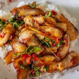 กระเพราคอหมูย่าง