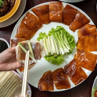 เป็ดปักกิ่งลดราคาเหลือเพียง 499 บาท เท่านั้น มาทานที่ร้านหรือสั่งผ่าน Lineman และ Wongnai ก็ราคานี้ 