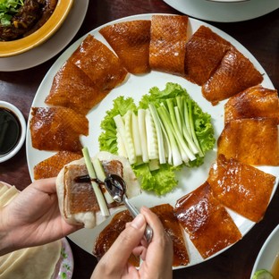 เป็ดปักกิ่ง 399 บาท เท่านั้น เนื้อเป็ดทอดกระเทียม ผัดพริกไทดำ เมี่ยง ลาบ ผัดกระเพรา คิดค่าทำอย่างละ 150 บาท 