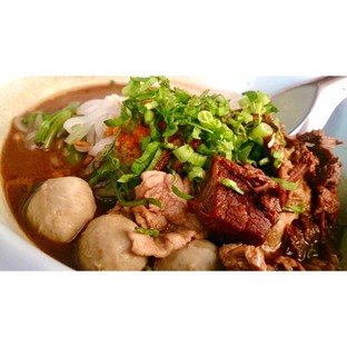 ตั้งแต่วันอังคารที่ 11 พฤษภาคม ร้านก๋วยเตี๋ยวเรือเฉินหลงจะเปิดให้บริการ และนั่งทานในร้านได้ แต่เพื่อความปลอดภัยของทุกๆท่านทางร้านได้กำหนดมาตรการ ดังนี้

🎈ร้านเปิดให้บริการเพียง 10โต๊ะ โดยแบ่งเป็นห้องละ 5 โต๊ะ จำนวน 2 ห้องรวม 10 โต๊ะ
🎈แต่ละโต๊ะเว้นระยะห่าง 2 เมตร และ จำกัดรูปแบบการนั่ง
🎈 พนักงานทุกคนใส่หน้ากากตลอดเวลาในการให้บริการ และ ล้างมือทุกครั้งเมื่อสัมผัสเงิน
🎈ทางร้านให้บริการเจลล้างมือกับลูกค้าก่อนและหลังเข้าใช้บริการภายในร้าน
🎈 ทำความสะอาดโต๊ะอาหารทุกครั้งด้วยน้ำยาฆ่าเชื้อหลังจากลูกค้าทานอาหารเสร็จ
🎈เน้นการชำระเงินผ่านช่องทางการโอนเงินในรูปแบบ QR Code และใช้จ่ายผ่านแอพพลิเคชั่นกระเป๋าตัง เพื่อหลีกเลี่ยงการสัมผัสเงินสด
🎈 ขอความร่วมมือลูกค้า Panda และ Lineman ที่ซื้ออาหารใส่ถุง ยืนเว้นระยะห่าง ลูกค้าสามารถสั่งอาหารและนั่งรอในรถ พนักงานจะบริการส่งอาหารให้ที่รถ

และทางร้านขอเปลี่ยนแปลงเวลาการให้บริการใหม่เป็นการชั่วคราว คือ 07:30 - 15:00 ในส่วนของ Food Panda และ Line man จะปิดระบบ 14:30

ขอบคุณพระคุณลูกค้าทุก ๆ ท่านที่เข้าใจเรา ทางร้านหวังเป็นอย่างยิ่งว่า ทุกๆท่านจะปลอดภัย จากเหตุการณ์นี้โดยเร็วที่สุดครับ ❤️