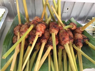 หมูย่างตะไคร้  5  ไม้  แถมฟรีข้าวเหนียว 1  ห่อ  