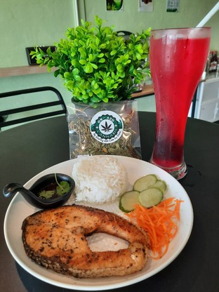 ข้าว + ปลากัญชา + น้ำสมุนไพรกัญชา = 130 บาท