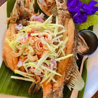 ปลาทอดยำ