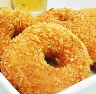 ตัวเนื้อของทอดมันกุ้งหนึบและเด้งมากกรอบนอกนุ่มในหอมกลิ่นน้ำมันงามาก ทุกอย่างลงตัวมากคะ ตั้งแต่กินทอดมันกุ้งมาเลยประทับใจและชอบมากคะและทึ่สำคัผญทางร้านเดอะทอดมันกุ้งมีโปรโมชั่นคือซื้อ2เซ็ทลดไป10บาทถือว่าเป็นการขายและการตลาดที่ดีนะคะโดยรวมแล้วสุดยอดมากคะกับร้าน เดอะทอดมันกุ้ง (สูตรในตำนาน)