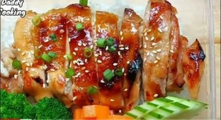 ข้าวหน้าไก่ ย่าง    เนื้อนุ่มอร่อย   ราคา  ฿ 67 บ.  มีน่ำจิ้มแจ่ว    ซอสเทอริยากิ   ถ้าคนไม่ทานเผ็ด