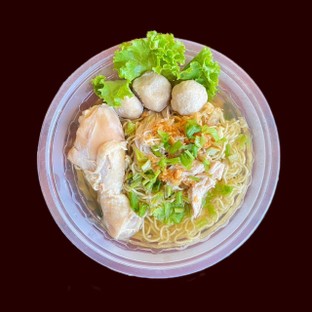 ก๋วยเตี๋ยวไก่ ฮาลาล แบบ take away จัดเสริฟแบบหน้าไม่ยู่ยี่จ้า