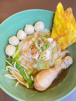 ก๋วยเตี๋ยวไก่ฮาลาล น้ำซุปแซ่บ สั่งตีน(ไก่)ก้อได้ตีน(ไก่) จ้า 