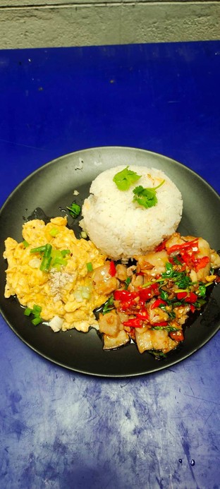 ข้าวกระเพราเบคอน.ไข่ข้น