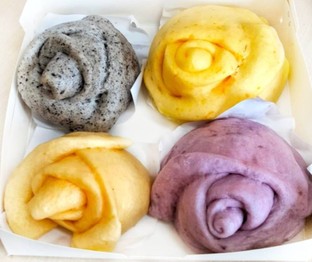 หมั่นโถวเนื้อฟูนุ่ม จัดเซ็ตผสมนมสด นวดเเป็นเนื้อเดียวกับมันเทศ เผือก ฟักทองและงาดำ นุ่มหอม สำหรับคนชื่นชอบหมั่นโถว รสชาติจากธรรมชาติ