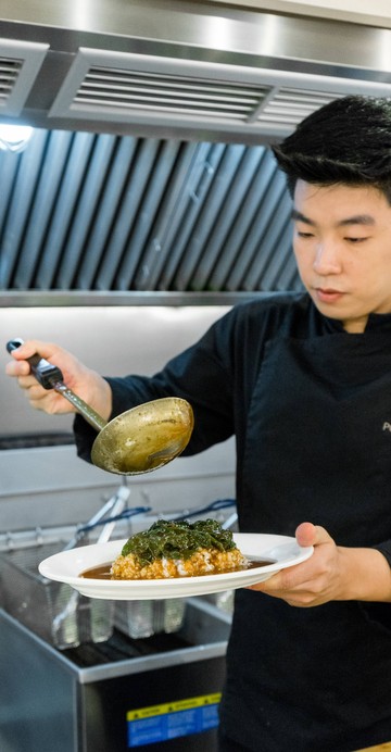 แกงกะหรี่ฝีมือดีกรีเชฟจาก MasterChef Thailand "เชฟปอนด์" เชฟเจ้าของฉายา “เจ้าชายแห่งวงการตั้งชื่ออาหาร” โดยนำคาแรกเตอร์นั้นมาเป็นกิมมิกสนุก ๆ โดยตั้งชื่อร้านและชื่อเมนูต่าง ๆ ให้ดูตลก คงคอนเซปต์ว่า "ชื่อธรรมดา ๆ โลกไม่จำ" กลายเป็นที่มาของชื่อร้าน “I am Curry ฉันคือ (แกง) กะหรี่”