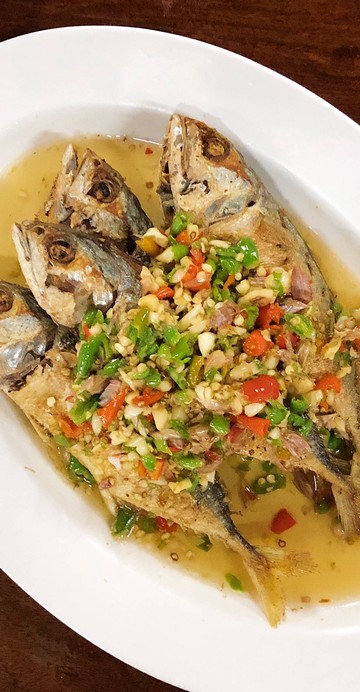 ถ้าขึ้นชื่อเรื่องปลาทูต้องยกนิ้วให้กับร้านอาหาร “ครัวปลาทู” ย่านบางแสนร้านนี้เลย อาหารแบบพื้นบ้านที่มีรสจัดจ้านโดนใจ การันตีด้วยรางวัล Wongnai Users’ Choice ที่พึ่งได้มาแบบสด ๆ ร้อน ๆ ในปี 2019 โดยบรรยากาศของร้านต้องบอกว่าชิลสุด ๆ เพราะถูกดัดแปลงมาจากบ้านที่พักอาศัย ใครที่แวะมาบางแสน บอกได้ความเดียวว่าห้ามพลาด!