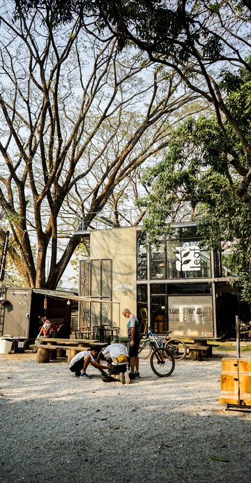 Loose Riders Cafe คาเฟ่สุดเท่ที่นักปั่นห้ามพลาด! ตั้งอยู่ในโครงการ WILDSIDE Chiang Mai เส้นถนนคันคลอง ตกแต่งแนวสตรีทเก๋ ๆ เปิดให้สายปั่นออกมาทำกิจกรรมปั่นจักรยานสุดโหดและมันส์ ออกกำลังกายเหนื่อย ๆ ได้นั่งพักจิบเครื่องดื่มเย็น ๆ แบบนี้ก็สดชื่นขึ้นเยอะ นอกจากเป็นร้านนั่งชิลแล้วก็ยังมีแบรนด์เสื้อผ้าและอุปกรณ์กีฬาให้ชอปอีกด้วยนะ