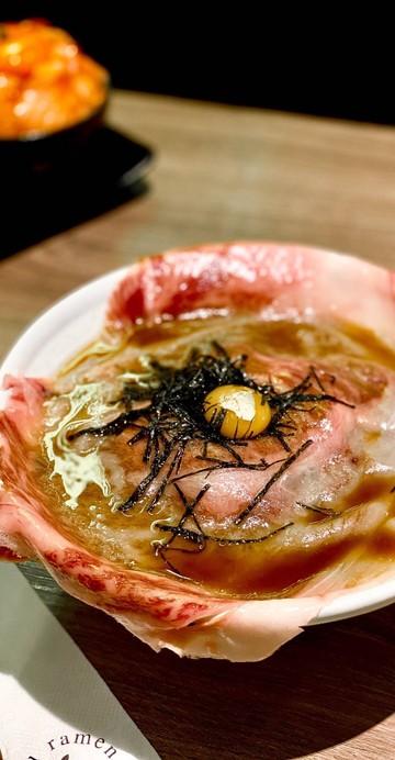 "A5 AKITA WAGYU RAMEN" เมนูใหม่ล่าสุดจาก "Yuzu Ramen" เนื้อหน้ายักษ์จากเมืองอากิตะนำเข้าตรงจากประเทศญี่ปุ่น สุดพรีเมี่ยมระดับ A5 มาพร้อมน้ำซุปโชยุ แถมสามารถเลือกสั่งทรัฟเฟิลเพิ่มได้อีกด้วย!