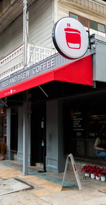 คาเฟ่เปิดใหม่ในตัวเมืองขอนแก่น โทนสีร้านอบอุ่นแดงตัดดำ "Red and Brew Coffee"