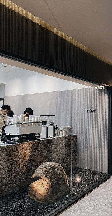 ร้านกาแฟเปิดใหม่ในย่าน CBD อย่างถนนสาทรในตึกออฟฟิศ Empire Tower ชั้น M2 ที่นี่เจือด้วยกลิ่นอายแบบญี่ปุ่นสายเซน แบบน้อยแต่มาก