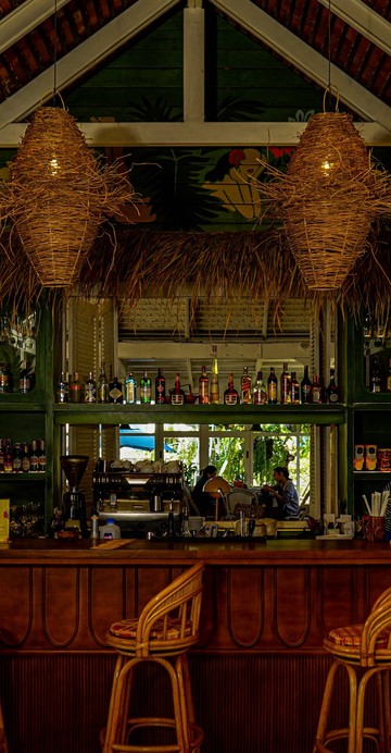 “Malo” คือคำทักทายของชาวชามัว และชื่อของ Tiki Bar ของโรงแรมที่ตกแต่งแบบทันสมัย มาพร้อมกับเมนูเครื่องดื่มและของกินเล่นมากมายที่มาคู่กัน