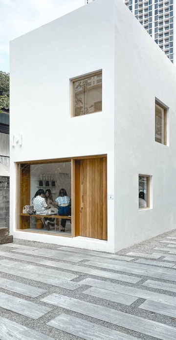 สาขาใหม่ของ F.I.X ที่ไปเปิดในซอยประดิพัทธ์ 17 มาในแนวคอฟฟี่สแตนด์มีที่นั่งในร้านไม่มาก แต่มีพื้นที่สวนหินด้านนอกไว้ให้นั่งดื่มกาแฟ