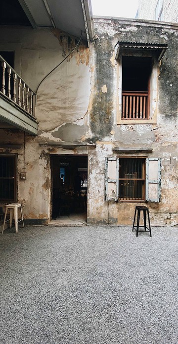 ล่าสุด “บ้านเหลียวแล” ได้ปรับโฉมกลายเป็นคาเฟ่ในชื่อ “Patina Bangkok” ที่ยังคงเอาโครงสร้างอาคารเดิมเอาไว้ทั้งหมด มีเพียงเฟอร์นิเจอร์สมัยใหม่และวินเทจที่ถูกเสริมเข้ามาในบ้านหลังเก่าเท่านั้น