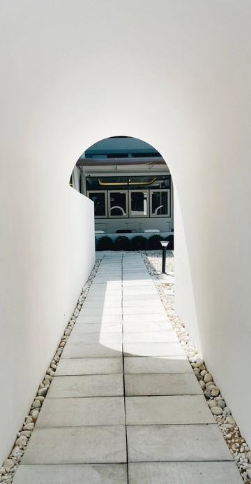 คาเฟ่ย่านเสนานิคมที่นำเอาบ้านเก่ามารีโนเวทใหม่ มาในโทนสีขาวสะอาดตา