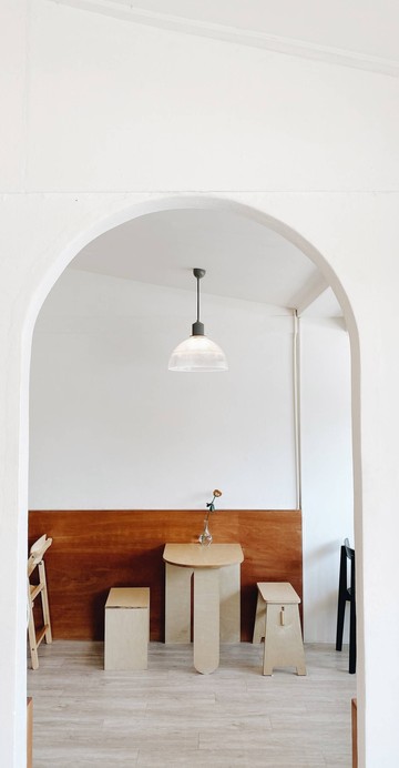 คาเฟ่เปิดใหม่ย่านสุคนธสวัสดิ์ในบรรยากาศอบอุ่นโคซี่ ที่นำเสนอออลเดย์เบรคฟัด