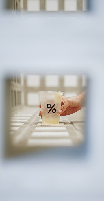 หลังจากเปิด Arabica Kiosk ในรูปแบบป๊อปอัพ คราวนี้ Arabica ประเทศไทย อวดผลงานดีไซน์ร้านเก๋อีกครั้งกับสาขาที่ 2 ชั้น 1 Central World โดยนำเอาแรงบันดาลใจจากจิตรกรรมฝาผนังในวัดไทยตีความออกมาเป็นงานดีไซน์