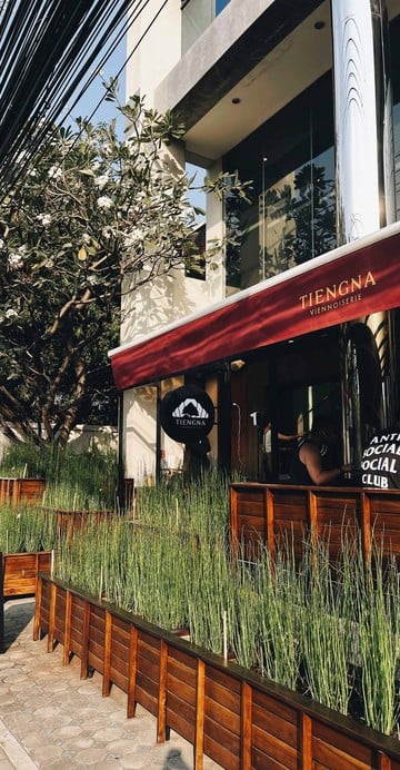 นี่คือสาขาของ “เถียงนา Coffee and Bakery Farm" ร้านขนมอบรางวัล Wongnai Users’ Choice 2020 จากจังหวัดตาก ที่แบรนด์มาเปิดสาขาที่ 2 ภายในซอยพร้อมศรี 1 ซอยย่อยในสุขุมวิท 39