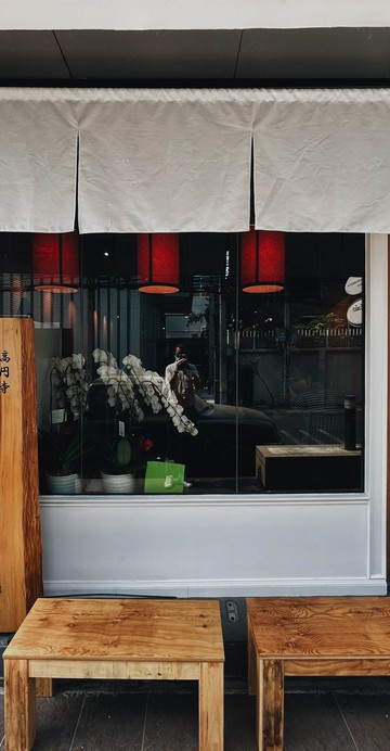 ร้านราเมงที่ขายเพียงวันละ 69 ชาม รอบเช้า 39 ชาม เริ่มรับคิว 10 โมงเช้า เริ่มกินคิวแรกเที่ยงตรง ส่วนรอบ 2 ขาย 30 ชาม เริ่มรับคิว 5 โมงเย็น เริ่มกินคิวแรกตอน 6 โมงเย็น ตอนนี้นั่งได้ครั้งละ 6 คน