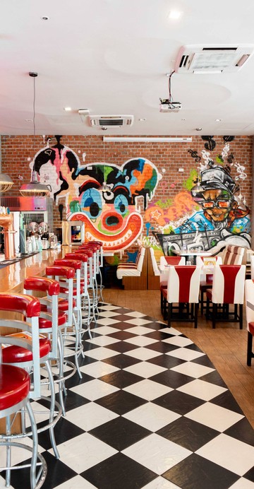 ร้านอาหารล่าสุดของเชฟชาลี กาเดอร์ ที่รีโนเวทร้านเดิม The Beer Bridge ให้กลายเป็นร้านอาหารอเมริกันไดเนอร์ที่ขายอาหารตลอดวันแทนขายเบียร์