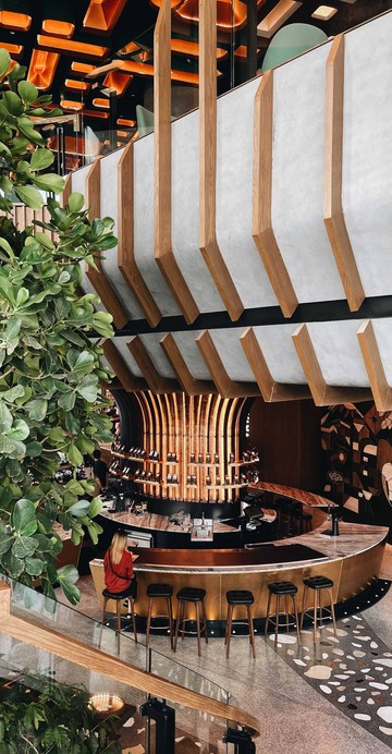 ถือเป็นสาขาที่ใหญ่ที่สุดในประเทศไทย มาพร้อมกับวิวแม่น้ำเจ้าพระยาและมุมนั่งจิบกาแฟแบบเอ้าท์ดอร์ที่ใหญ่มาก นอกจากนี้ยังเสิร์ฟกาแฟ “ม่วนใจ๋ เบลนด์” แบบจริงจังเป็นครั้งแรก  รวมถึงมี “Teavana Bar” เป็นแห่งแรก