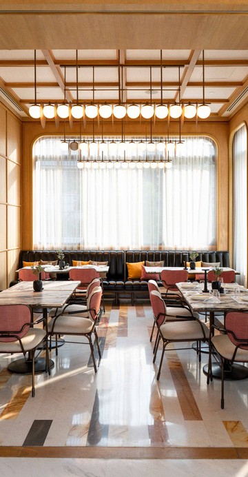 ร้านอาหารริมแม่น้ำเจ้าพระยาที่ดีไซน์เนอร์อยากเล่าถึงทะเลสาบโคโม่ Lake Como ในอิตาลี รวมถึง Mediterranean Diet ที่เด่นเรื่องอาหารทะเลสด เลมอน มะกอก และเกลือทะเล