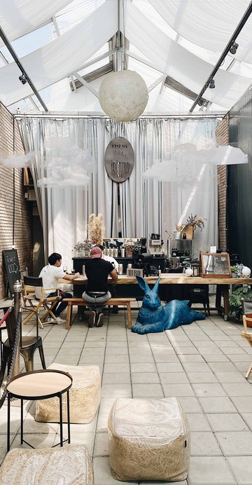 คราวก่อนว่างานดีไซน์ของ WBD Cafe ในซอยสุขุมวิท 49 เด็ดแล้ว ด้วยการปรับเอาคอนเซียสโรงแรมมาทำใหม่ให้กลายเป็นคาเฟ่ คราวนี้เด็ดกว่าด้วยดีไซน์ของโรงนา