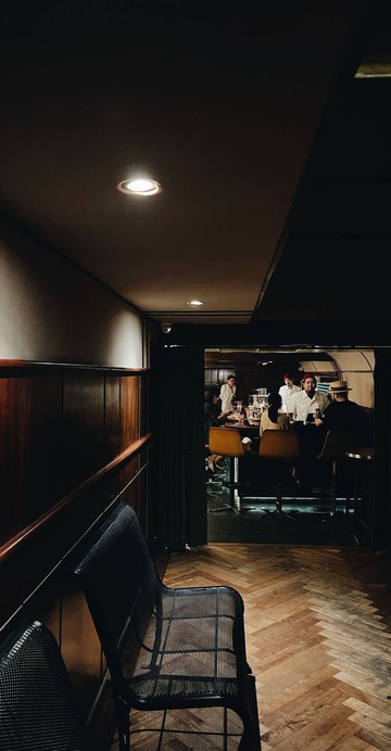 Q&A Bar ถูกบีบให้ต้องหยุดขายค็อกเทลเป็นการชั่วคราว จึงตัดสินใจอันล็อกสกิลของทีมไปด้วย จึงเลือกที่จะทำบาร์ไอศกรีมแทนคาเฟ่แบบบาร์อื่น ๆ