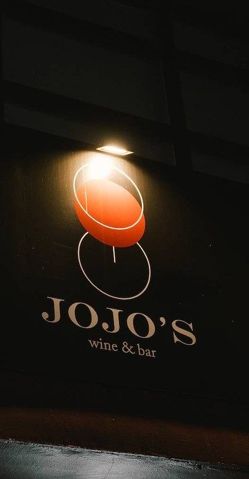 ดินเนอร์ในบรรยากาศสุดโรแมนติกที่ JOJO’s Wine & Bar