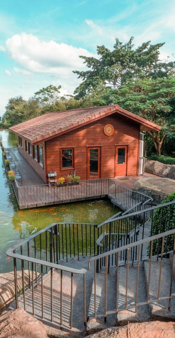 ร้านอาหารในบรรยากาศบ้านไม้สนแสนอบอุ่น กลางทะเลสาบส่วนตัว ล้อมรอบด้วยน้ำตก “Lago Di Khaoyai”