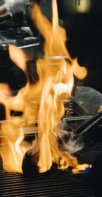 การกลับมาของร้านสเต๊กเฮ้าส์ระดับตำนาน Fireplace Grill and Bar