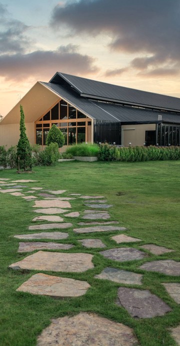 The Barnery - เดอะ บาร์นเนอรี่ คาเฟ่สไตล์โมเดิร์นคันทรี ท่ามกลางสวนธรรมชาติสวยงาม บรรยากาศดี ฟีลเขาใหญ่ ตั้งอยู่ที่อำเภอหนองแซง จังหวัดสระบุรี