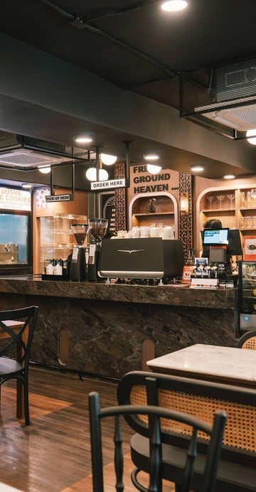 คาเฟ่ชื่อดังยอดฮิตจากภูเก็ต “Dusha Cafe” ได้ขึ้นมาบุกกรุงเทพให้คอกาแฟสายแกลมได้ลิ้มลองแล้ว! ซึ่งปีนี้ผู้บริหารลุยเปิด 12 สาขา 12 ย่านดัง