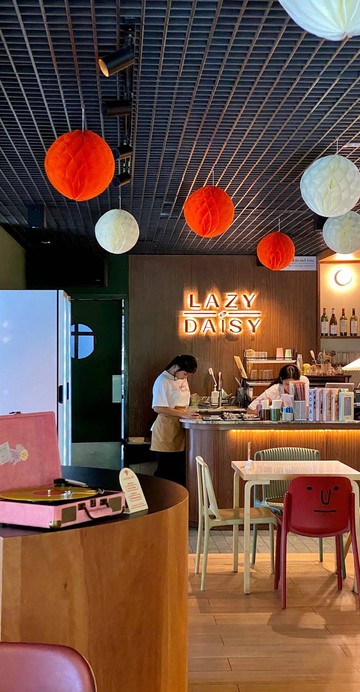 Lazy Daisy คาเฟ่และบาร์สุดฮิตย่านอโศก ในซอยสุขุมวิท 16 ด้วยบรรยากาศที่สดใสราวกับหลุดมาจาก Pinterest ทำให้เป็นสถานที่ที่สมบูรณ์แบบสำหรับการมานั่งบรันช์ชิลล์ ๆ หรือแฮงก์เอาต์ในช่วงกลางคืน